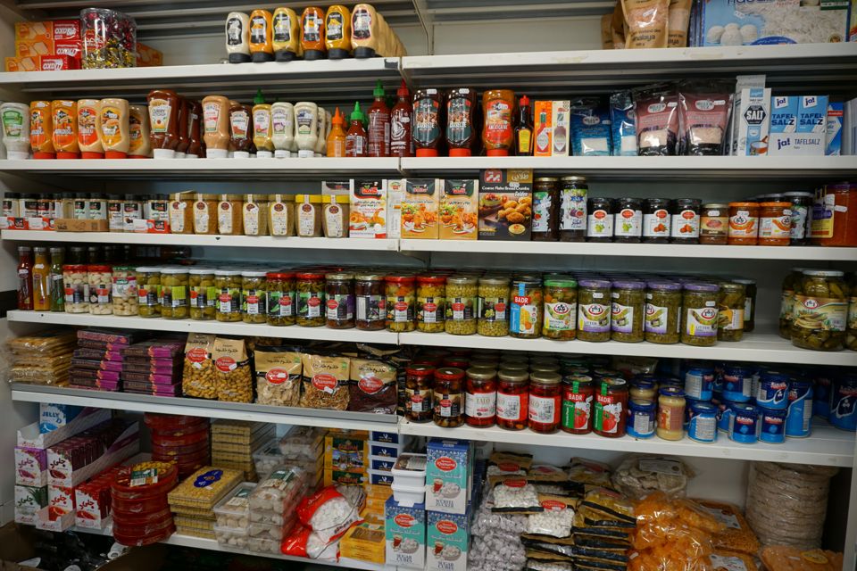 Regalgasse mit Konserven und Gläsern