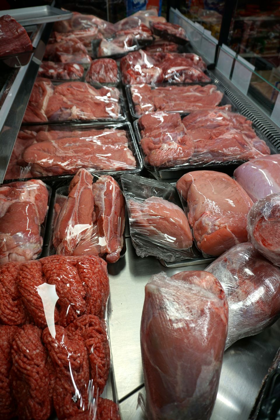 Hackfleisch, Lamm und Rind in Schalen in der Theke
