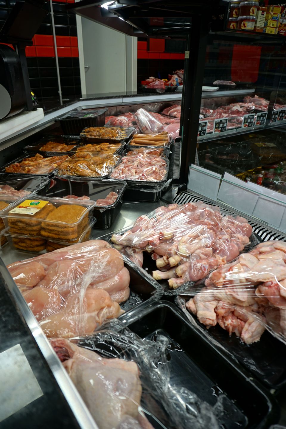 Hähnchen und panierte Schnitzel in der Theke