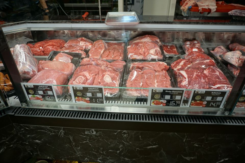Rind und Kalb in der Theke mit Preisschildern